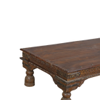 Mesa de centro de teca con borde grabado y pata torneada de madera