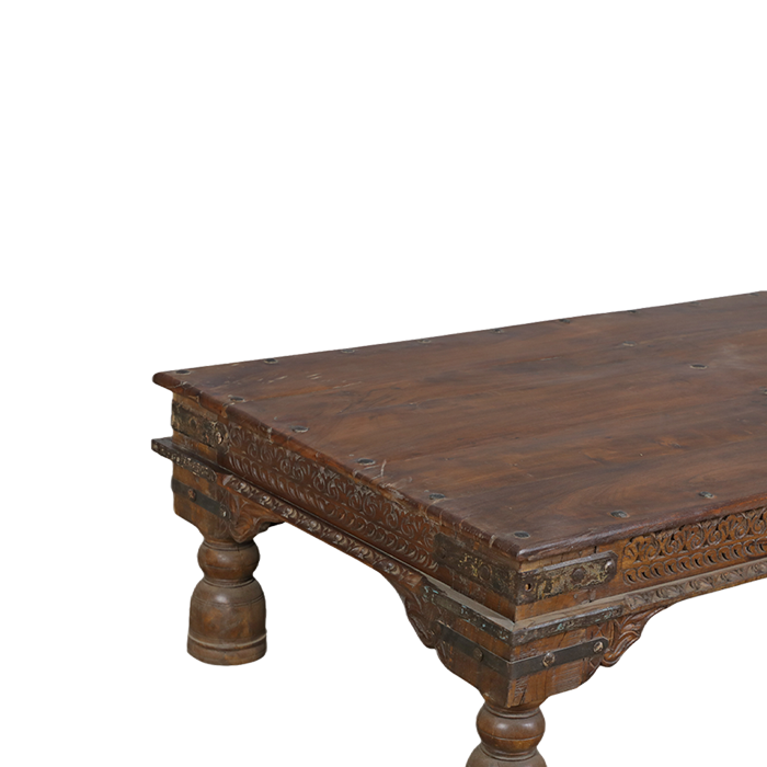 Mesa de centro de teca con borde grabado y pata torneada de madera