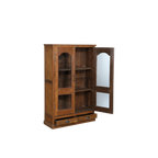 Vitrina de madera estilo artesanal con puerta abierta y compartimentos interiores