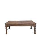 Mesa de comedor artesanal de madera oscura con patas torneadas y bordes marcados