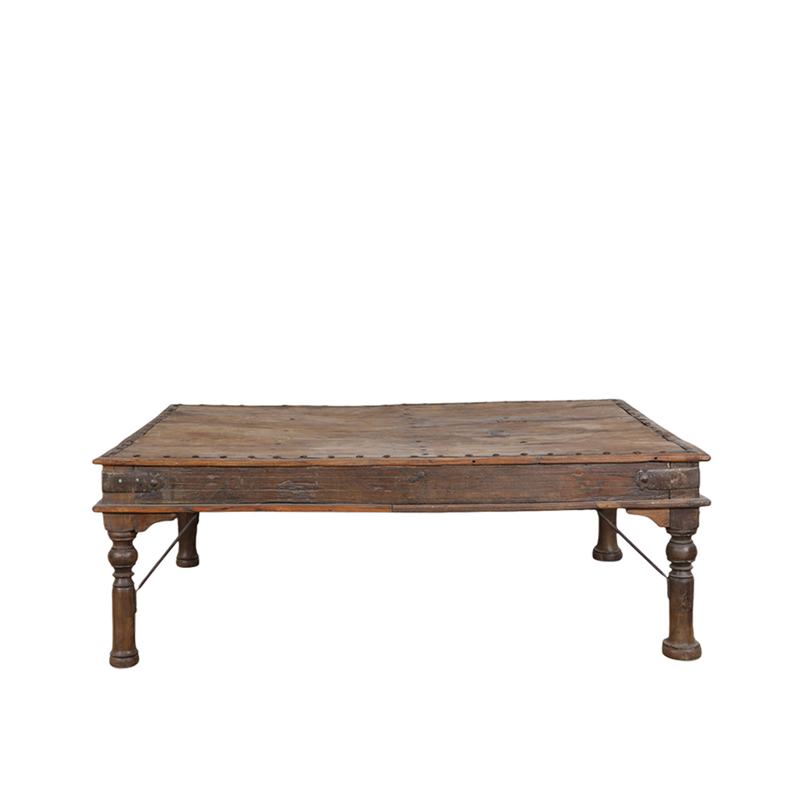 Mesa de comedor artesanal de madera oscura con patas torneadas y bordes marcados