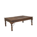 Mesa de comedor de madera con tapa rectangular y patas torneadas