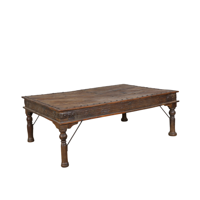 Mesa de comedor de madera con tapa rectangular y patas torneadas