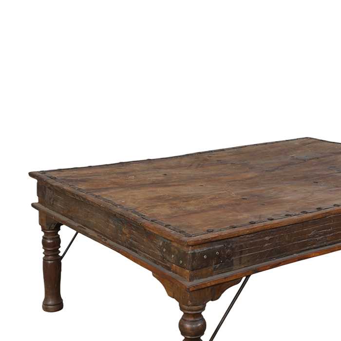 Mesa de comedor de madera oscura con tablero liso y esquinas reforzadas