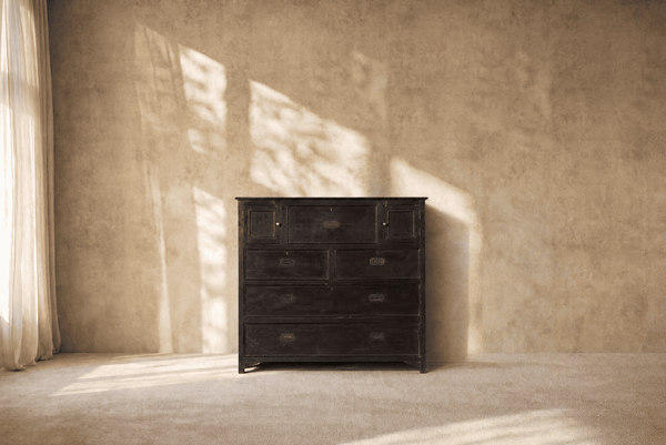 Aparador de almacenaje de madera oscura con cajones y puertas, diseño artesanal.