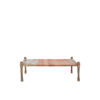 Cama charpai tradicional con tejido rojo y blanco y patas de madera tallada