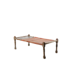 Cama charpai tradicional tejida roja y blanca con base rectangular y patas de madera