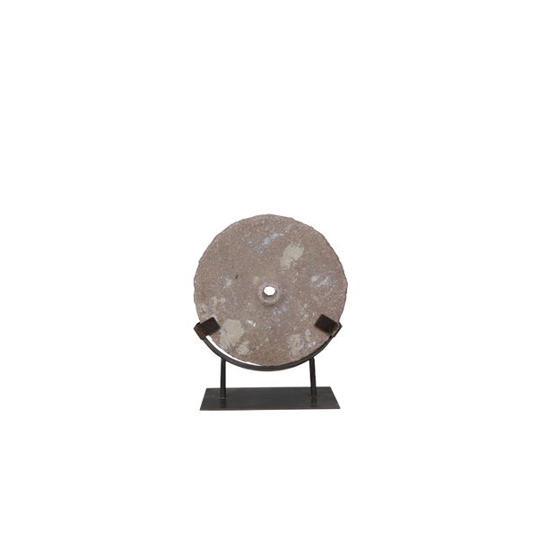 Disco decorativo de piedra gris en soporte de hierro, vista frontal