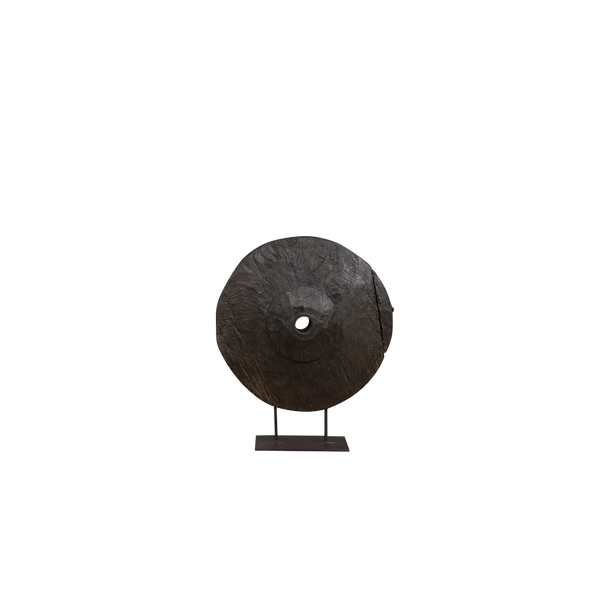 Disco decorativo de madera oscura con soporte de hierro