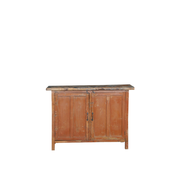 Aparador vintage de madera con dos puertas y tiradores metálicos