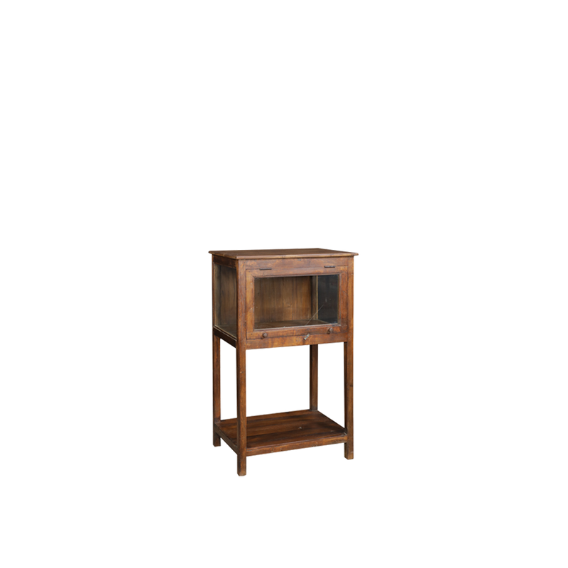 Vitrina de madera estilo vintage con estantes y panel de vidrio en vista lateral