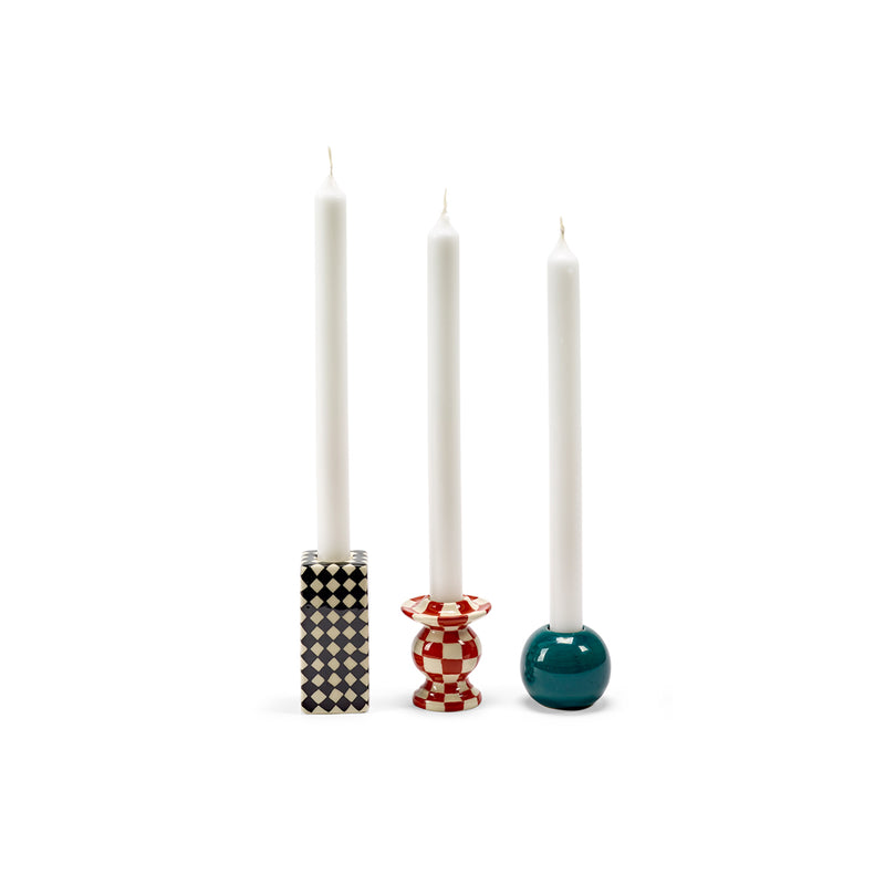 Set de 3 portavelas con velas blancas: base ajedrez, rojo rayado y vidrio verde