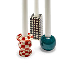Portavelas decorativos con velas blancas: ajedrez bicolor, rojo rayado y verde esmeralda