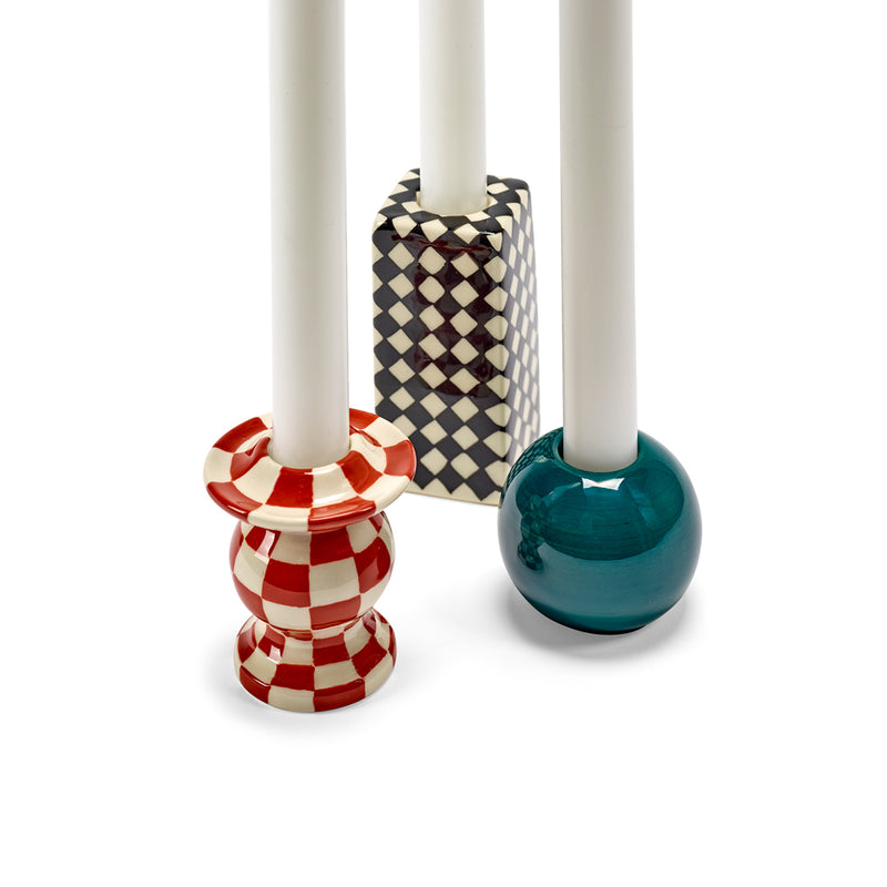 Portavelas decorativos con velas blancas: ajedrez bicolor, rojo rayado y verde esmeralda