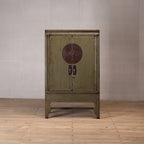 Armario antiguo verde con puertas de madera y tiradores metálicos, frontal