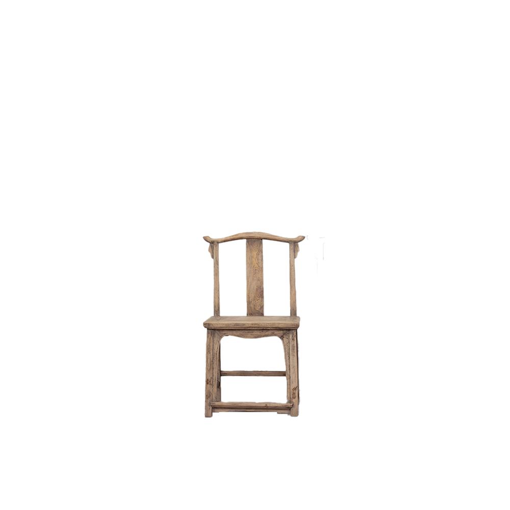 Silla de madera antigua con respaldo alto y asiento de tablones, tono madera desgastada