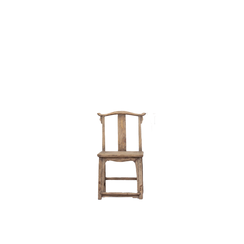 Silla de madera antigua con respaldo alto y asiento de tablones, tono madera desgastada