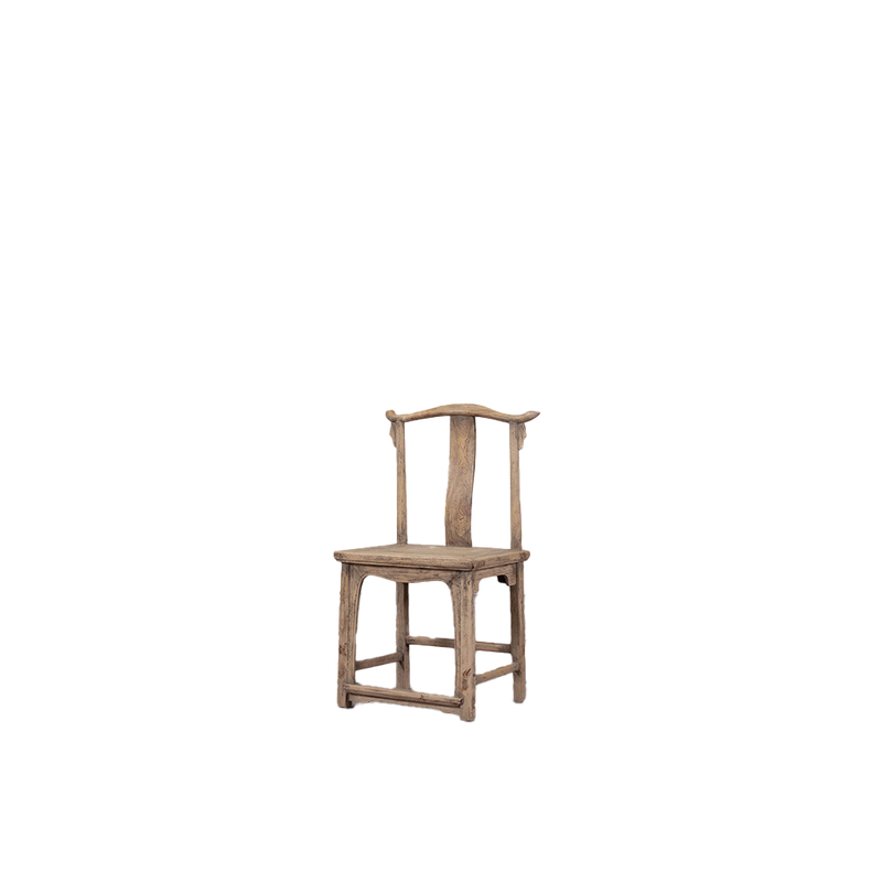 Silla de madera antigua con respaldo rectangular y patas de cruz, asiento de tablón
