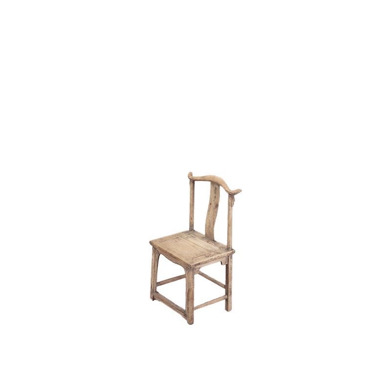 Silla de madera antigua con respaldo alto y asiento cuadrado, acabado rústico