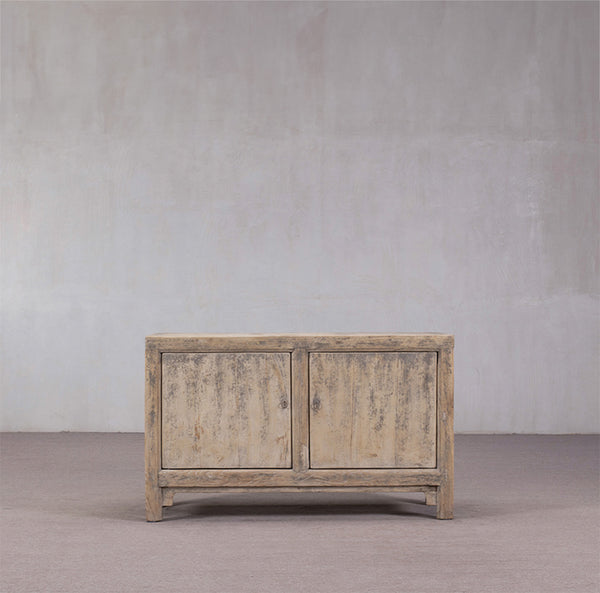 Aparador antiguo chino de madera clara con dos puertas y tiradores metálicos