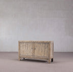 Aparador antiguo chino de madera clara con dos puertas abatibles y base de patas