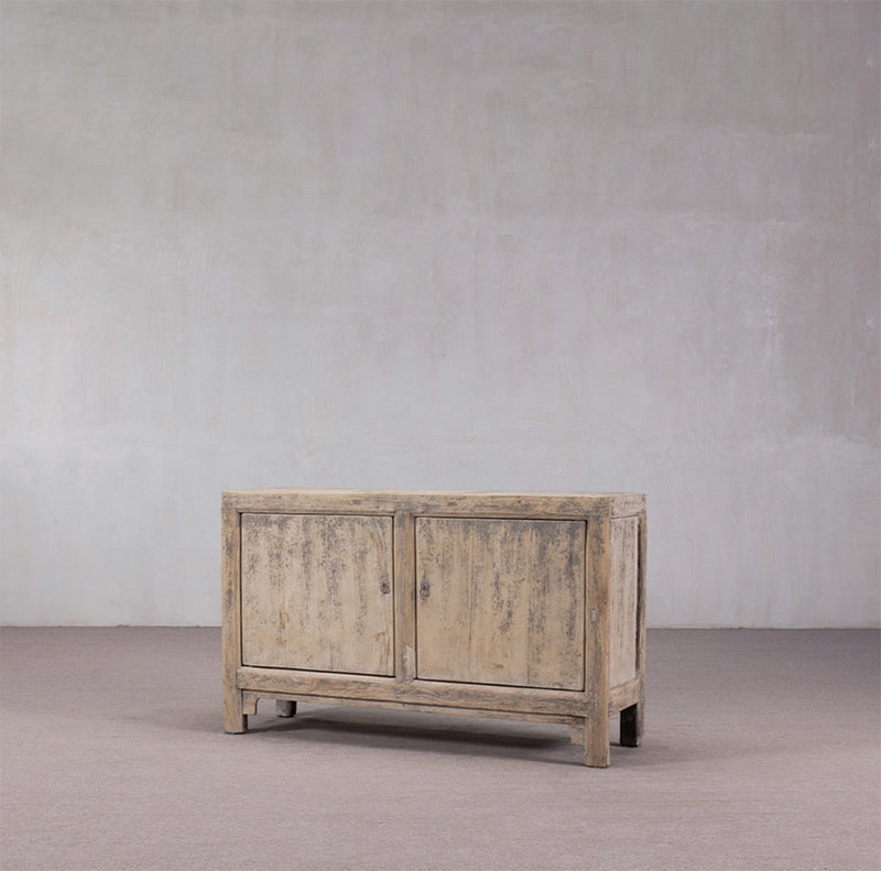 Aparador antiguo chino de madera clara con dos puertas abatibles y base de patas