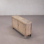 Aparador antiguo chino de madera clara con dos puertas laterales y tapa gastada