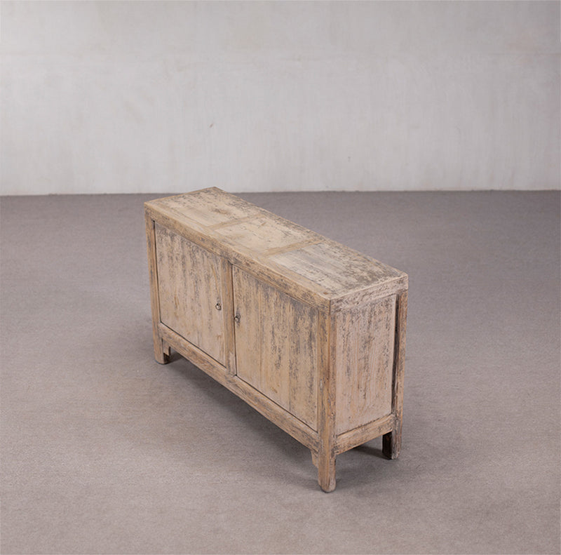 Aparador antiguo chino de madera clara con dos puertas laterales y tapa gastada