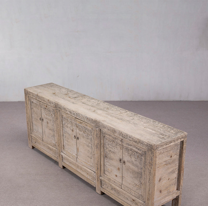 Aparador largo antiguo de madera envejecida con tapa rectangular y 6 puertas.