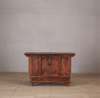 Aparador antiguo de madera con 3 puertas y patas, acabado envejecido