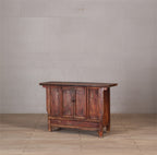 Aparador de madera antiguo, 3 puertas con tiradores metálicos y tapa oscura