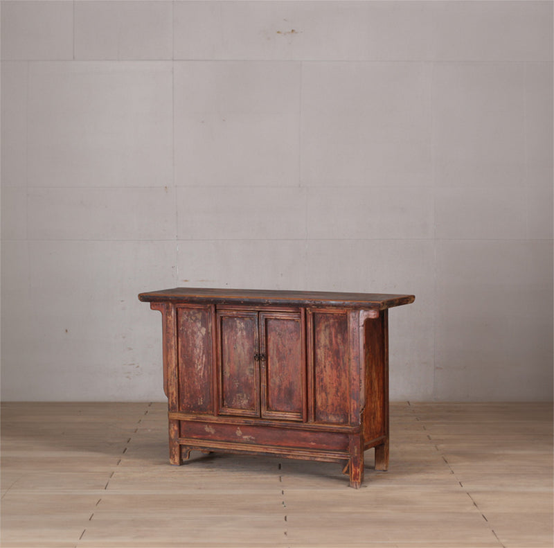 Aparador de madera antiguo, 3 puertas con tiradores metálicos y tapa oscura