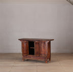 Aparador antiguo de madera con 2 puertas abiertas y estantes interiores visibles