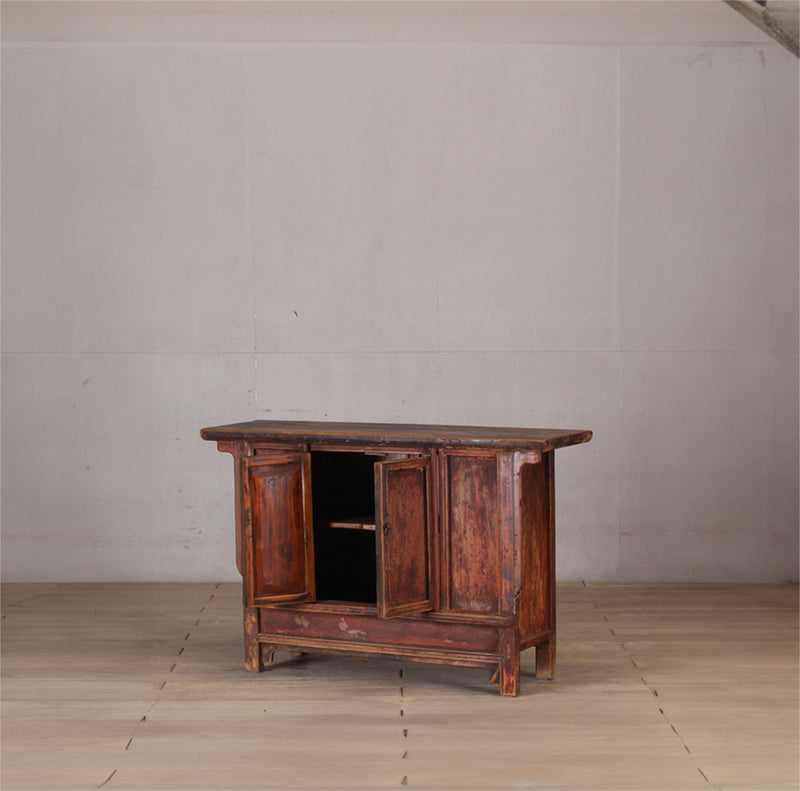 Aparador antiguo de madera con 2 puertas abiertas y estantes interiores visibles