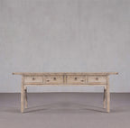 Consola antigua de madera clara con 4 cajones y tiradores metálicos, vista frontal