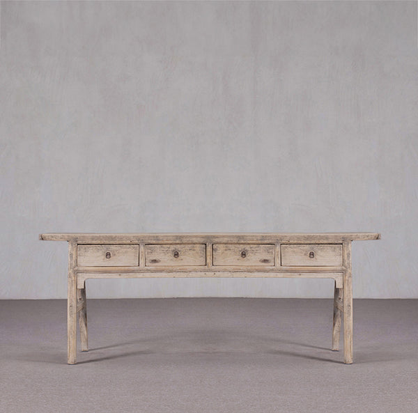 Consola antigua de madera clara con 4 cajones y tiradores metálicos, vista frontal