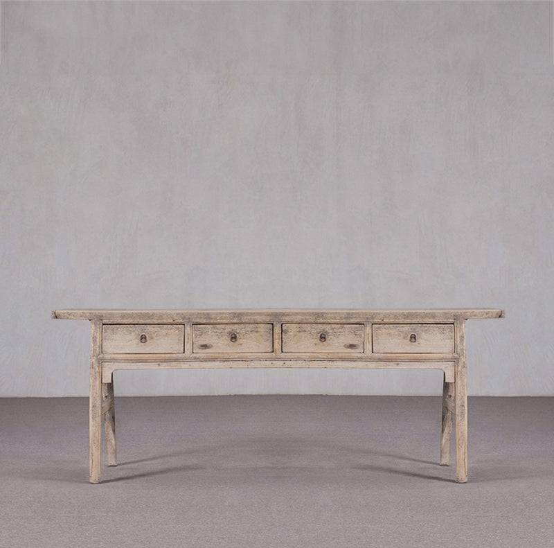 Consola antigua de madera clara con 4 cajones y tiradores metálicos, vista frontal