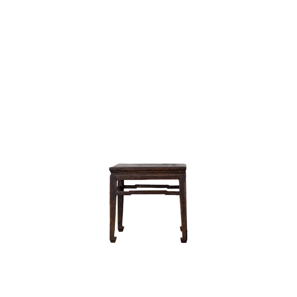 Mesa auxiliar de madera antigua, tablero rectangular y bastidor inferior con travesaños