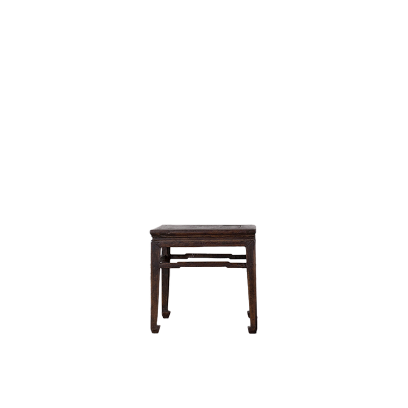 Mesa auxiliar de madera antigua, tablero rectangular y bastidor inferior con travesaños