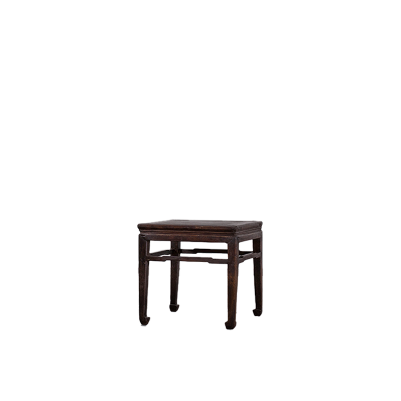 Mesa auxiliar de madera antigua con dos niveles abiertos y patas torneadas