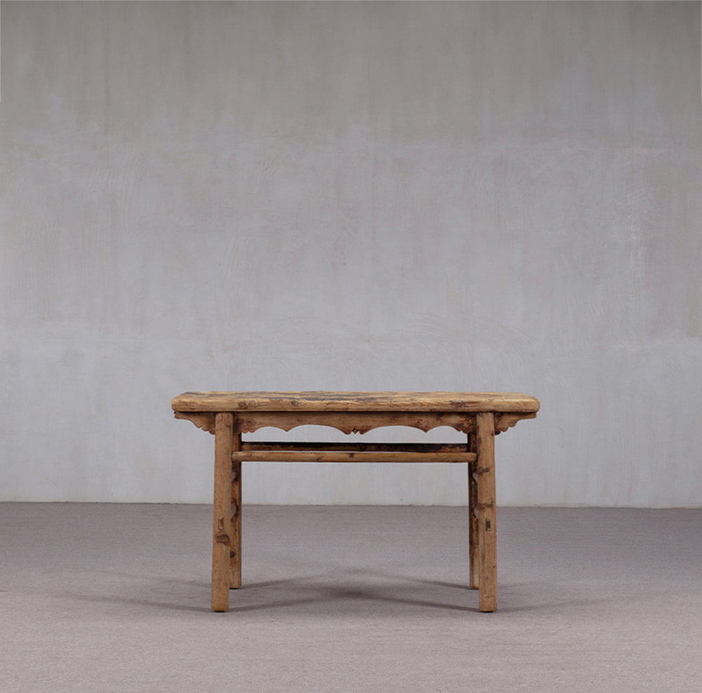Consola antigua de madera con tablero rectangular y base con travesaños, color madera desgastada