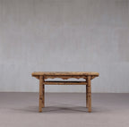 Consola antigua de madera con tablero rectangular y base con travesaños, color madera desgastada