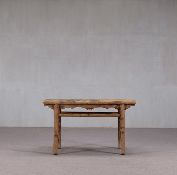Consola antigua de madera con tablero rectangular y base con travesaños, color madera desgastada