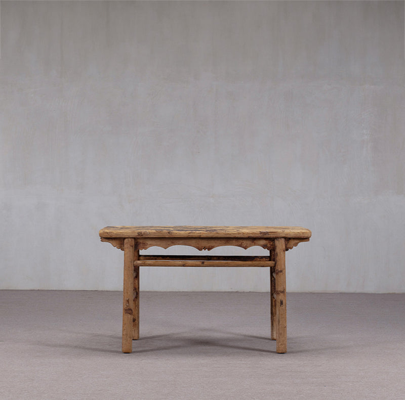 Consola antigua de madera con tablero rectangular y base con travesaños, color madera desgastada