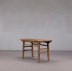 Consola antigua de madera con tablero rectangular, patas delanteras y traseras, aspecto envejecido