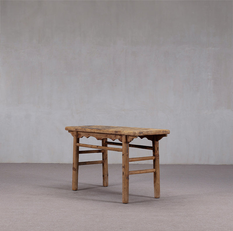 Consola antigua de madera con tablero rectangular, patas delanteras y traseras, aspecto envejecido