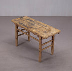 Consola antigua de madera rectangular con listones y patas robustas, acabado envejecido y rayado