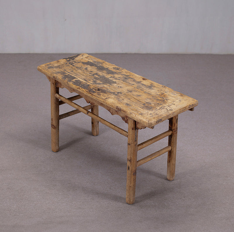 Consola antigua de madera rectangular con listones y patas robustas, acabado envejecido y rayado