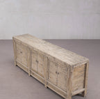 Aparador largo antiguo de madera con superficie superior desgastada y 6 puertas