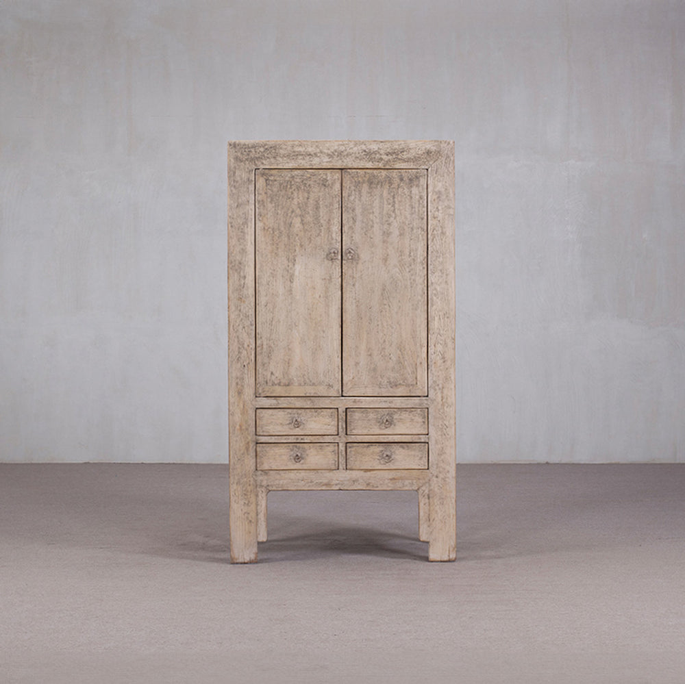 Armario antiguo de madera de olmo con dos puertas y cajones inferiores, estilo chino